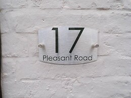 Impeccable 5-bed Apartment in Southend-on-sea