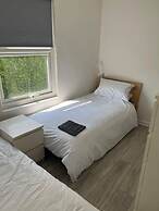 Impeccable 5-bed Apartment in Southend-on-sea