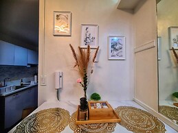 One Bedroom Balcony With Great Location and Value