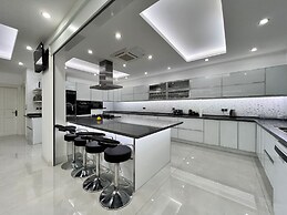 Luxury 7-bed Villa With Pool and Jacuzzi, Fethiye