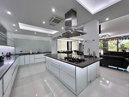 Luxury 7-bed Villa With Pool and Jacuzzi, Fethiye