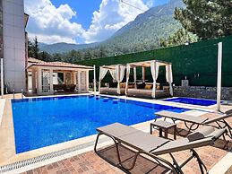 Luxury 7-bed Villa With Pool and Jacuzzi, Fethiye