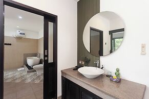 Maja Villa Batubelig by Pramana Villas