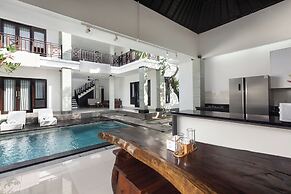 Maja Villa Batubelig by Pramana Villas