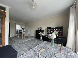 Enjoy Lovely 4 bed Apartment With Garden