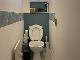 Enjoy Lovely 4 bed Apartment With Garden