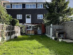 Enjoy Lovely 4 bed Apartment With Garden