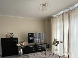 Enjoy Lovely 4 bed Apartment With Garden