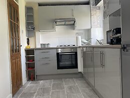 Enjoy Lovely 4 bed Apartment With Garden