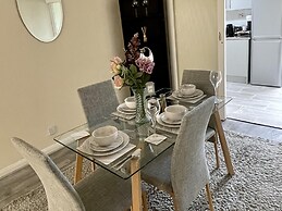 Enjoy Lovely 4 bed Apartment With Garden