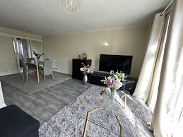 Enjoy Lovely 4 bed Apartment With Garden