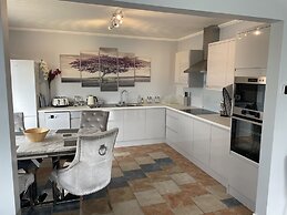 Beautiful 3-bed House in Sunny Killough Down