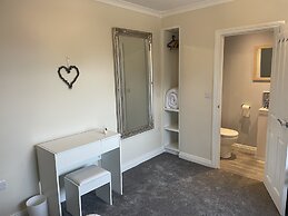 Beautiful 3-bed House in Sunny Killough Down