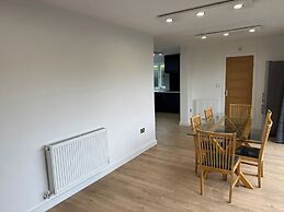 4 Bed House - Sleeps 10 - Pets - Parking - Wifi