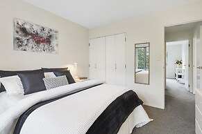 Stylish Central 2BR Apt nr Hospital