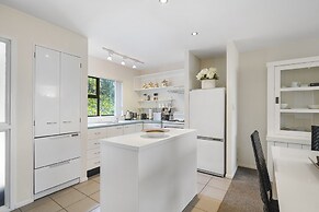 Stylish Central 2BR Apt nr Hospital