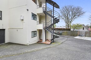 Stylish Central 2BR Apt nr Hospital