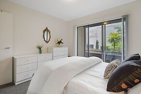 Stylish Central 2BR Apt nr Hospital