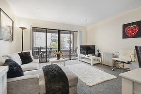 Stylish Central 2BR Apt nr Hospital