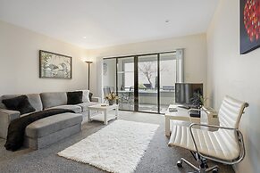 Stylish Central 2BR Apt nr Hospital