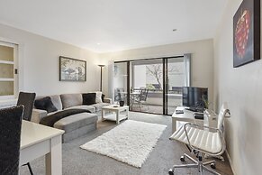 Stylish Central 2BR Apt nr Hospital