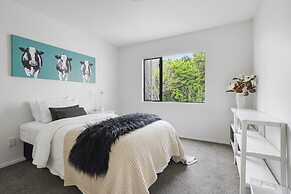 Stylish Central 2BR Apt nr Hospital