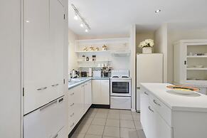 Stylish Central 2BR Apt nr Hospital