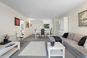 Stylish Central 2BR Apt nr Hospital