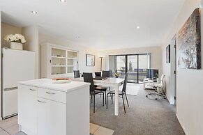 Stylish Central 2BR Apt nr Hospital