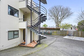 Stylish Central 2BR Apt nr Hospital