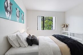 Stylish Central 2BR Apt nr Hospital