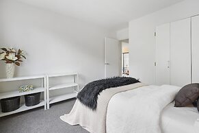 Stylish Central 2BR Apt nr Hospital