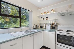 Stylish Central 2BR Apt nr Hospital