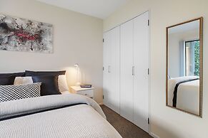 Stylish Central 2BR Apt nr Hospital