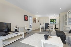 Stylish Central 2BR Apt nr Hospital