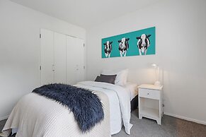 Stylish Central 2BR Apt nr Hospital