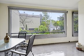 Stylish Central 2BR Apt nr Hospital