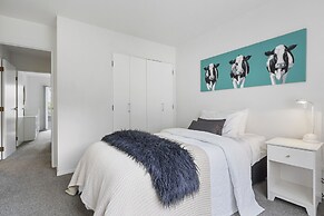 Stylish Central 2BR Apt nr Hospital