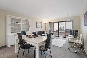 Stylish Central 2BR Apt nr Hospital