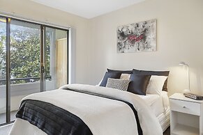 Stylish Central 2BR Apt nr Hospital