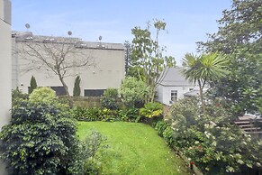 Stylish Central 2BR Apt nr Hospital