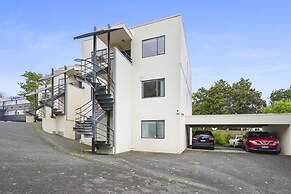 Stylish Central 2BR Apt nr Hospital