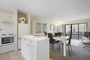 Stylish Central 2BR Apt nr Hospital