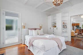 Grey Lynn - Grandeur - Cafe Lifestyle