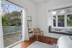 Grey Lynn - Grandeur - Cafe Lifestyle