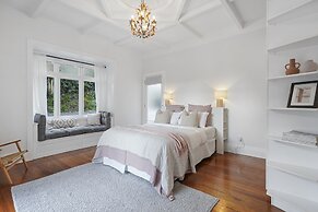 Grey Lynn - Grandeur - Cafe Lifestyle