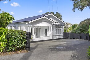 Grey Lynn - Grandeur - Cafe Lifestyle