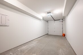 Grizzly Ridge Getaway Brand New, Hot Tub, Sleeps 11