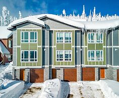 Grizzly Ridge Getaway Brand New, Hot Tub, Sleeps 11