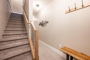 Grizzly Ridge Getaway Brand New, Hot Tub, Sleeps 11